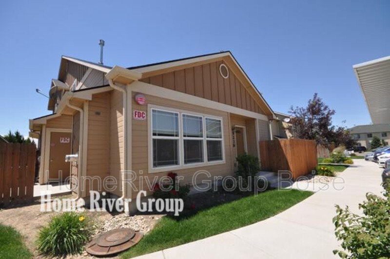 Stylish 2-Bedroom Townhome in Desirable Sendero Community property image