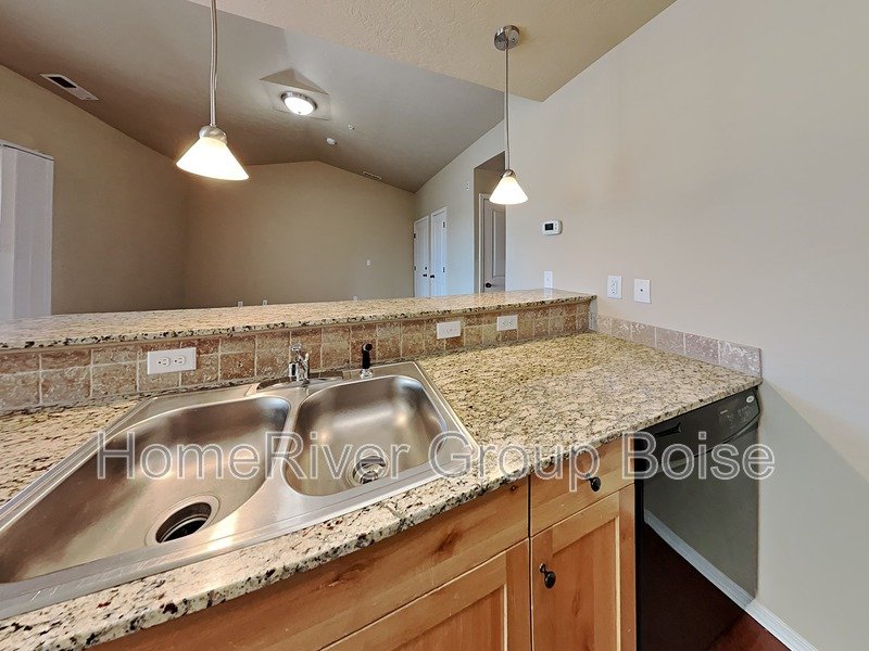 Beautiful 2 Bed / 2 Bath Apartment in Prime Meridian Location! property image
