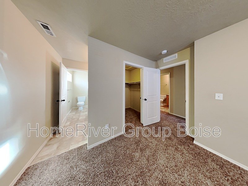 Beautiful 2 Bed / 2 Bath Apartment in Prime Meridian Location! property image