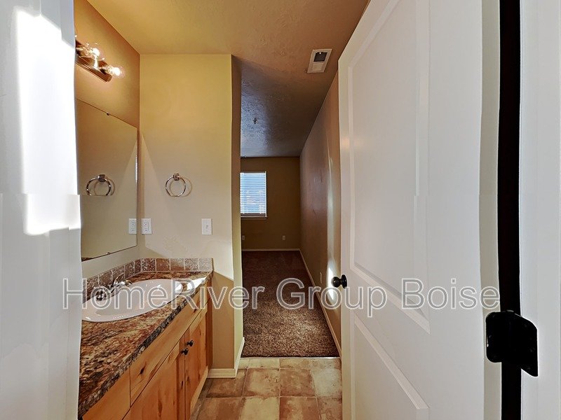 Beautiful 2 Bed / 2 Bath Apartment in Prime Meridian Location! property image