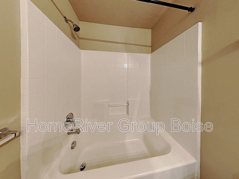 Beautiful 2 Bed / 2 Bath Apartment in Prime Meridian Location! property image